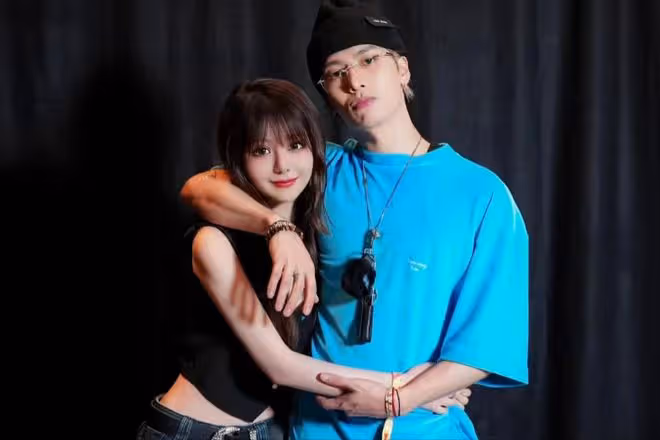 王嘉爾牽手風波升級!美女曝合影時被其捏手,上來就想摟脖子