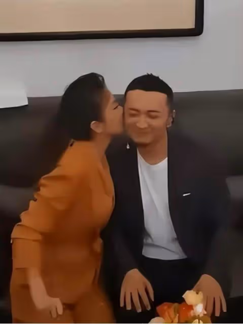 尼格買提舞台上緊抱朱迅，不忘捂住女方裙子，私下曾貼臉熱吻