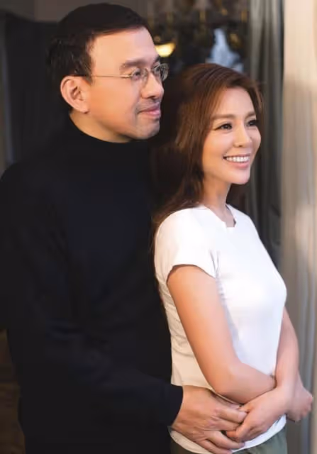 尼格買提舞台上緊抱朱迅，不忘捂住女方裙子，私下曾貼臉熱吻