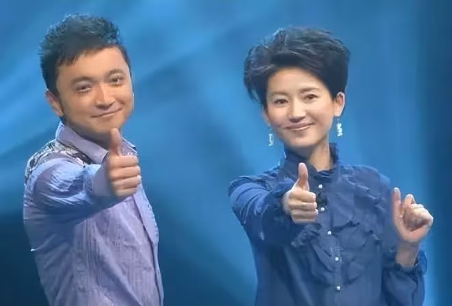 尼格買提舞台上緊抱朱迅,不忘捂住女方裙子,私下曾貼臉熱吻