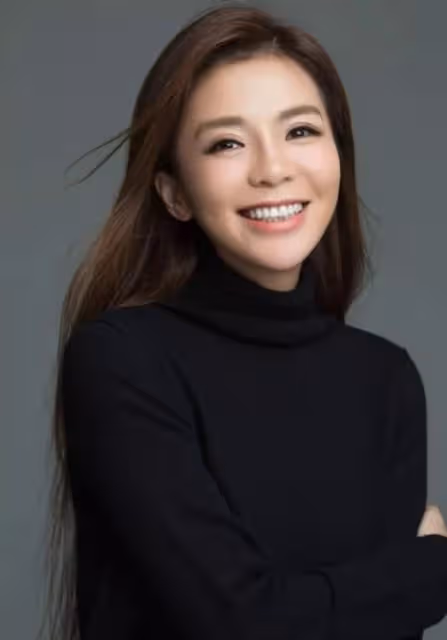 尼格買提舞台上緊抱朱迅,不忘捂住女方裙子,私下曾貼臉熱吻