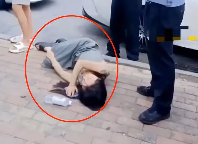 青島奔馳女酒駕出事故!現場無理撒潑,揚言:我懷孕了,誰敢動我