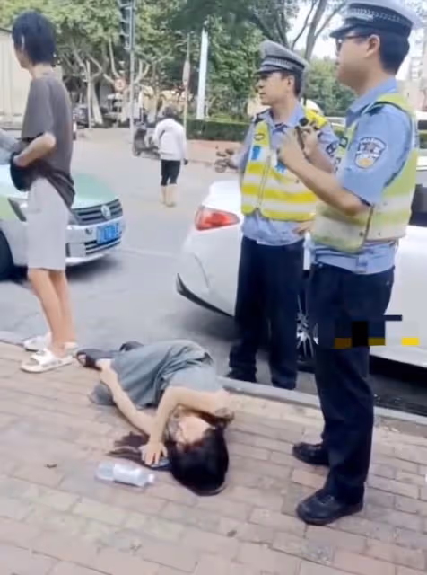青島奔馳女酒駕出事故!現場無理撒潑,揚言:我懷孕了,誰敢動我