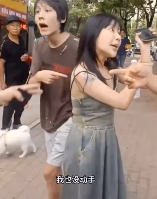 青島奔馳女酒駕出事故!現場無理撒潑,揚言:我懷孕了,誰敢動我