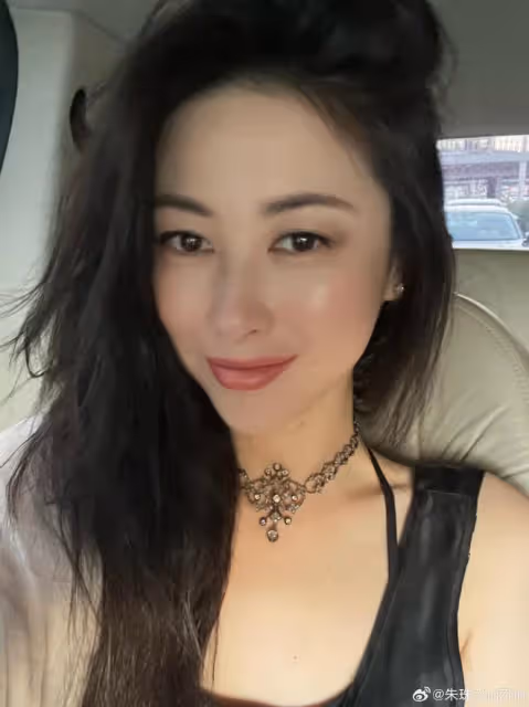 朱珠曬一家三口慶祝39歲生日,罕見與父母同框,富商老爸帥氣有型