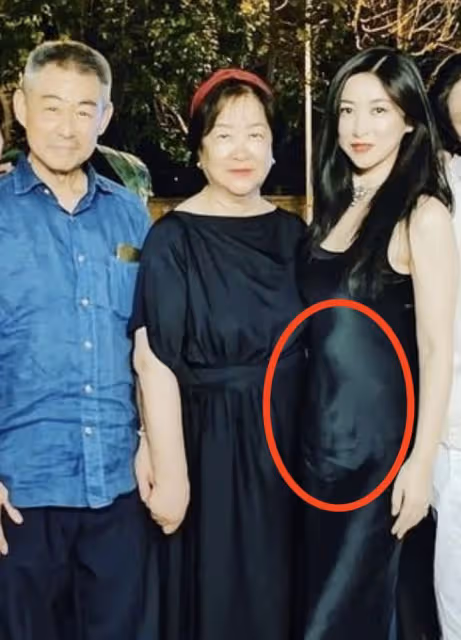 朱珠曬一家三口慶祝39歲生日,罕見與父母同框,富商老爸帥氣有型
