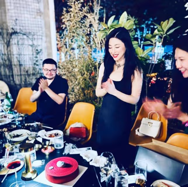 朱珠曬一家三口慶祝39歲生日,罕見與父母同框,富商老爸帥氣有型