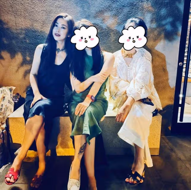 朱珠曬一家三口慶祝39歲生日,罕見與父母同框,富商老爸帥氣有型
