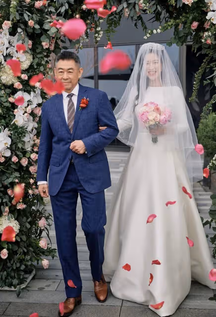 朱珠曬一家三口慶祝39歲生日,罕見與父母同框,富商老爸帥氣有型