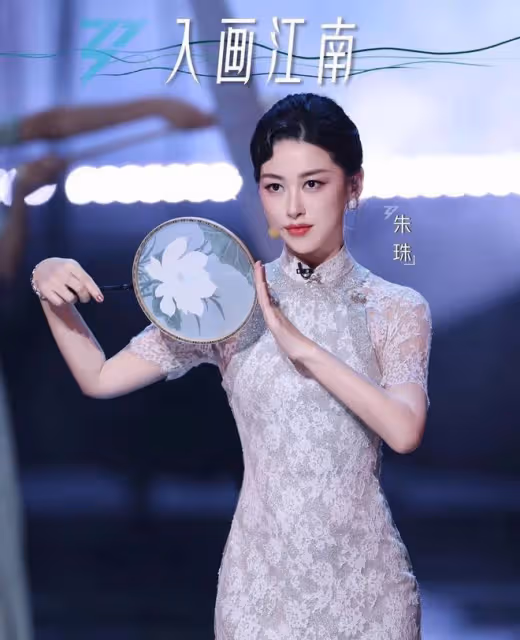 朱珠曬一家三口慶祝39歲生日,罕見與父母同框,富商老爸帥氣有型
