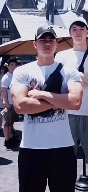史可倆混血兒子回國！肌肉壯碩顏值高，會三國語言卻擁有中國胃