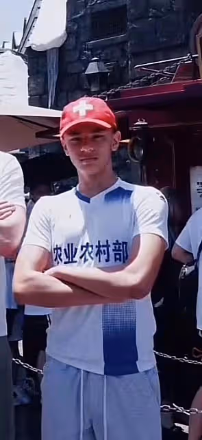 史可倆混血兒子回國！肌肉壯碩顏值高，會三國語言卻擁有中國胃