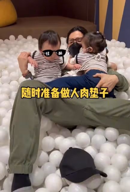 向佐曬全家福首談三胎引爭議!郭碧婷身材圓潤,滿臉疲態顯滄桑