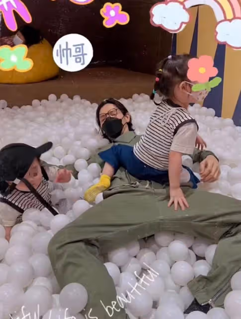 向佐曬全家福首談三胎引爭議!郭碧婷身材圓潤,滿臉疲態顯滄桑