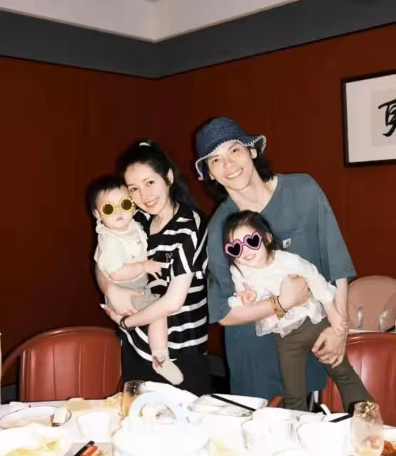 向佐曬全家福首談三胎引爭議!郭碧婷身材圓潤,滿臉疲態顯滄桑