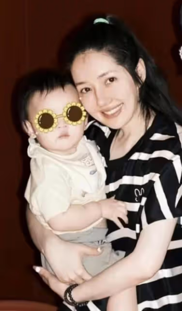 向佐曬全家福首談三胎引爭議!郭碧婷身材圓潤,滿臉疲態顯滄桑