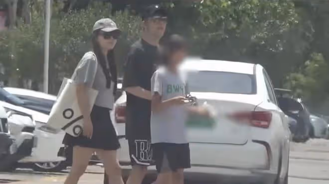 李健一家三口罕露面!初戀老婆背布袋高挑貌美,女兒大長腿吸睛