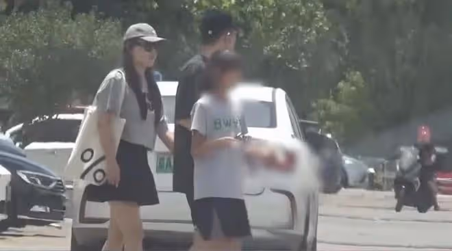 李健一家三口罕露面!初戀老婆背布袋高挑貌美,女兒大長腿吸睛