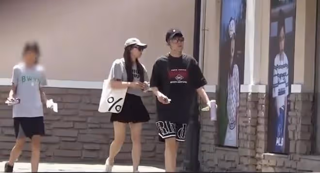 李健一家三口罕露面！初戀老婆背布袋高挑貌美，女兒大長腿吸睛
