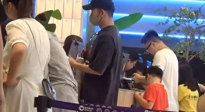 李健一家三口罕露面！初戀老婆背布袋高挑貌美，女兒大長腿吸睛