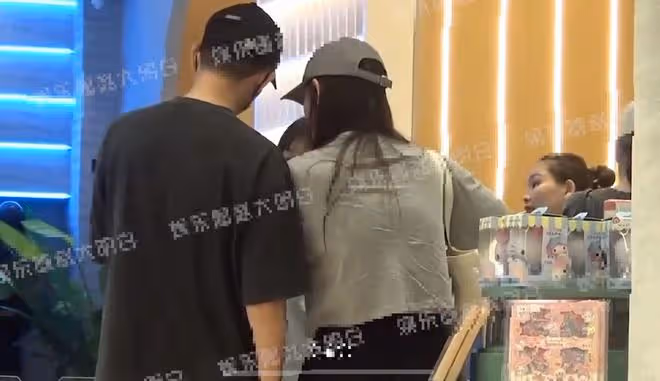 李健一家三口罕露面！初戀老婆背布袋高挑貌美，女兒大長腿吸睛