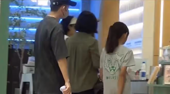 李健一家三口罕露面！初戀老婆背布袋高挑貌美，女兒大長腿吸睛