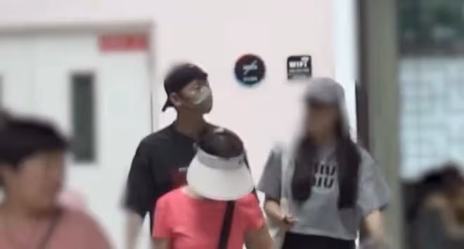 李健一家三口罕露面！初戀老婆背布袋高挑貌美，女兒大長腿吸睛