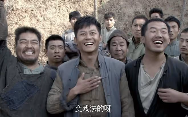 李健一家三口罕露面！初戀老婆背布袋高挑貌美，女兒大長腿吸睛