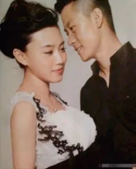 李健一家三口罕露面！初戀老婆背布袋高挑貌美，女兒大長腿吸睛