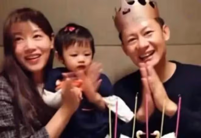李健一家三口罕露面！初戀老婆背布袋高挑貌美，女兒大長腿吸睛