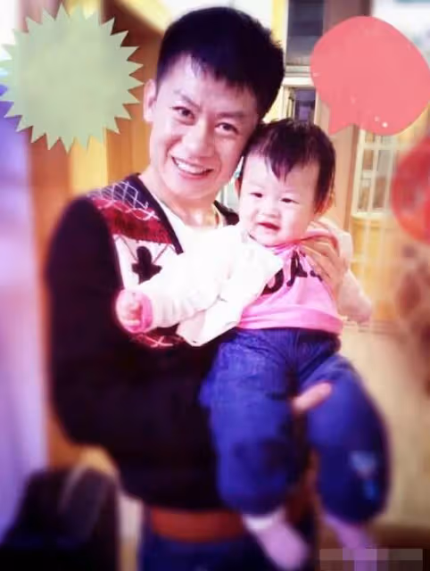 李健一家三口罕露面！初戀老婆背布袋高挑貌美，女兒大長腿吸睛