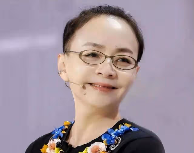 宋丹丹踢到鐵板?強勢要求年輕藝人表演節目,卻被王傳君當眾拒絕