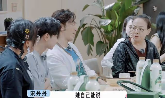宋丹丹踢到鐵板?強勢要求年輕藝人表演節目,卻被王傳君當眾拒絕