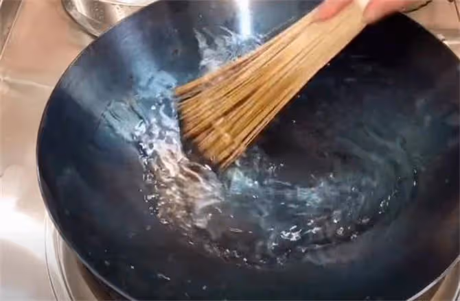 新鐵鍋別直接用火燒,教你正確開鍋方法,不粘鍋不生鏽,太實用了