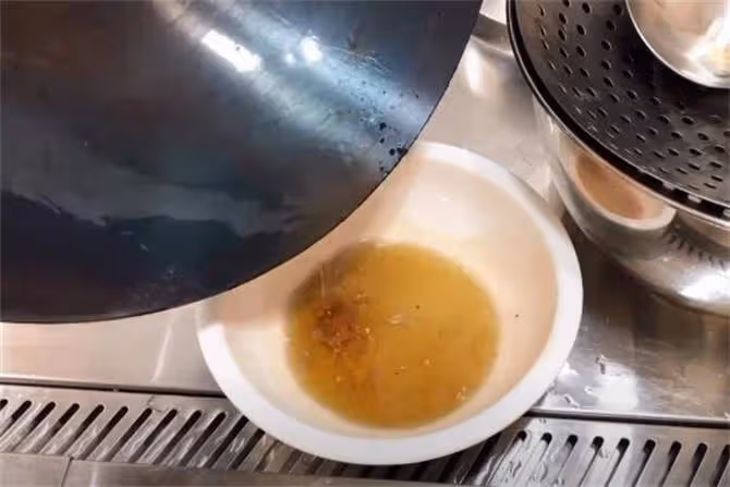 新鐵鍋別直接用火燒,教你正確開鍋方法,不粘鍋不生鏽,太實用了