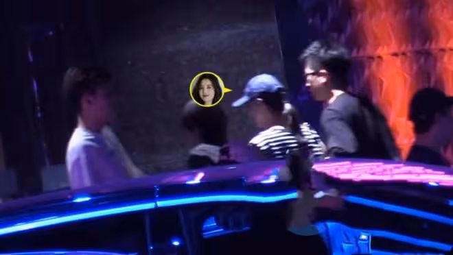 演員宋佳深夜買醉，被高大眼鏡男攙扶出酒店，走路搖晃一同去酒吧