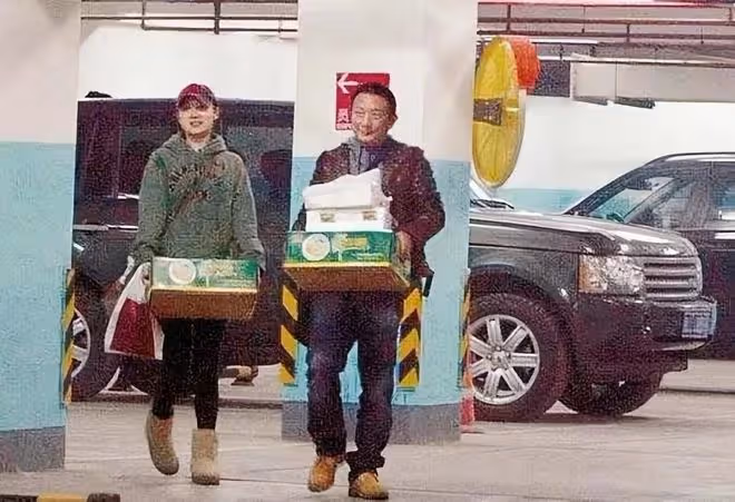 演員宋佳深夜買醉，被高大眼鏡男攙扶出酒店，走路搖晃一同去酒吧