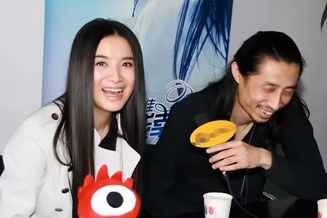 演員宋佳深夜買醉，被高大眼鏡男攙扶出酒店，走路搖晃一同去酒吧