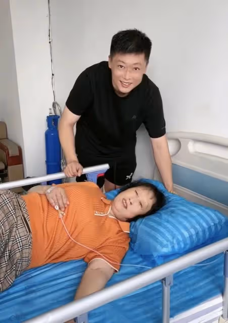 趙本山徒弟惹爭議!在老母親病床前開懷大笑,娶小12歲美妻住農村