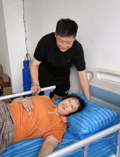 趙本山徒弟惹爭議!在老母親病床前開懷大笑,娶小12歲美妻住農村