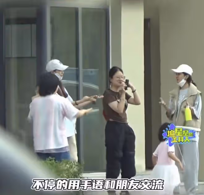 趙麗穎打扮樸素坐大奔,素顏全程用手語溝通,和身旁幼童寵溺互動