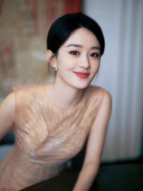 趙麗穎打扮樸素坐大奔,素顏全程用手語溝通,和身旁幼童寵溺互動