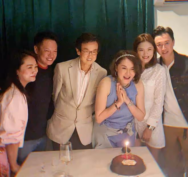 《家有喜事》演員重聚!黃百鳴為陳淑蘭慶生,54歲壽星仍貌美如花
