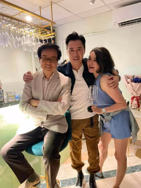 《家有喜事》演員重聚!黃百鳴為陳淑蘭慶生,54歲壽星仍貌美如花