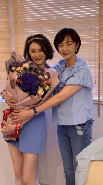 《家有喜事》演員重聚!黃百鳴為陳淑蘭慶生,54歲壽星仍貌美如花