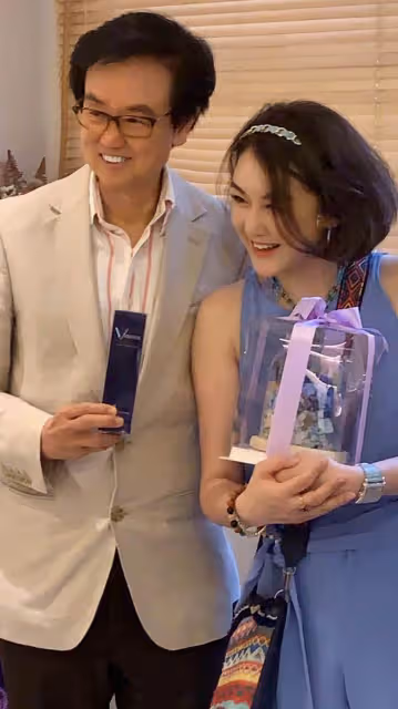 《家有喜事》演員重聚!黃百鳴為陳淑蘭慶生,54歲壽星仍貌美如花