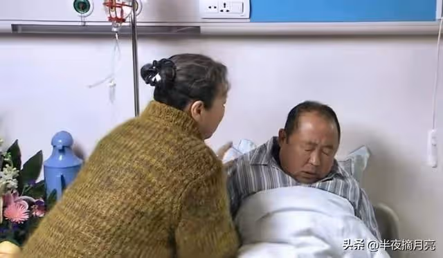 讓老婆有安全感! 人夫月入8萬5「每月全數交給老婆」 一交就是8年「有天父親開刀急用錢」他一刷卡腿軟了:差點原地往生😳