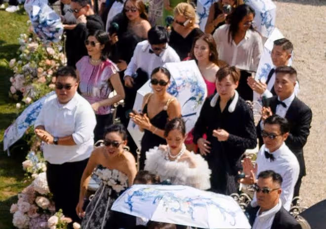甄子丹義大利補辦婚禮!與小18歲妻浪漫親吻,上百親友出席很盛大