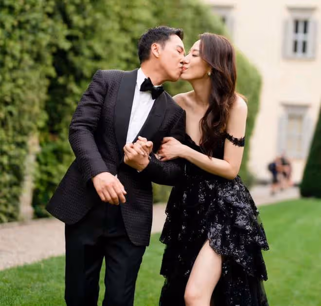 甄子丹義大利補辦婚禮!與小18歲妻浪漫親吻,上百親友出席很盛大