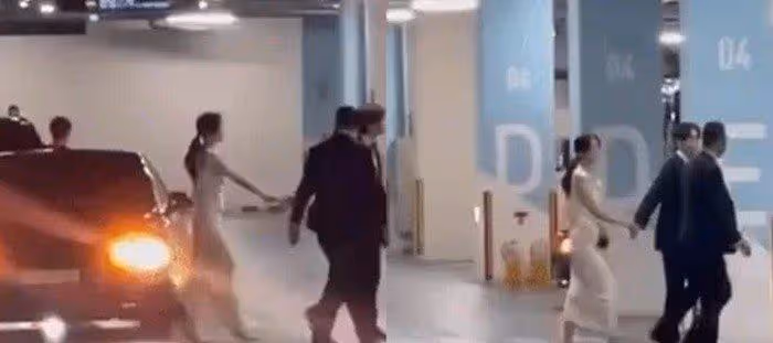 青龍頒獎典禮後,他們兩人被拍到牽手回家,還與眾多頂級明星合影